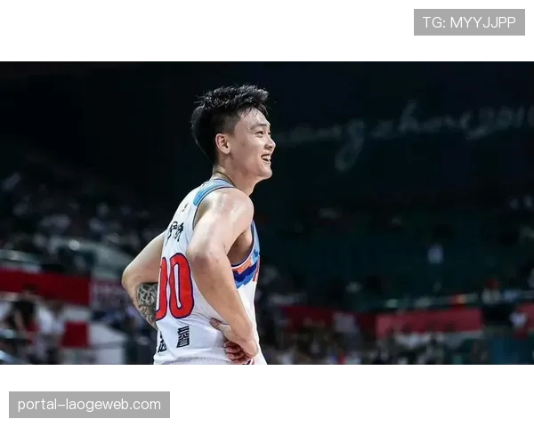 特写：赵睿受伤倒地后，双方球员与队医迅速围拢